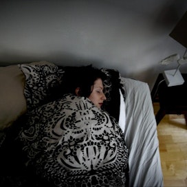 Kansainvälisen tutkimuksen mukaan naiset nukkuivat keskimäärin puoli tuntia kauemmin kuin miehet. LEHTIKUVA / ANTTI AIMO-KOIVISTO