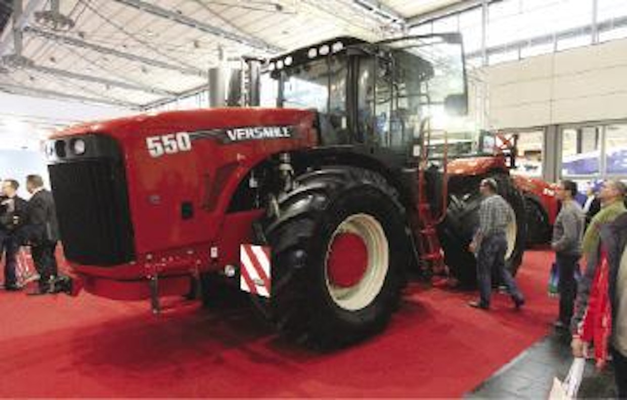 Perinteikkään Versatile-traktorivalmistajan omistaa v. 2007 lähtien venäläinen, sadonkorjuukoneista tunnettu Rostselmash Ltd. Versatile on valmistajan mukaan ainoa Kanadassa valmistettava traktori. Runko-ohjattu Versatile 350–550 -mallisto esiteltiin vuonna 2009. Traktoreissa on Catepillarin powershift-vaihteisto. Mallinimi kertoo Tier 4i -päästötason täyttävän Cummins-moottorin tehon. Vakiohydrauliikan tuotto on 200 l/min. Versatile esitteli hiljattain teloilla varustetun rinnakkaismalliston. (UO)