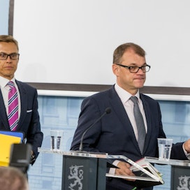 Juha Sipilän ollessa pääministerinä Alexander Stubb toimi valtiovarainministerinä. Timo Soini otti ulkoministerin paikan huolimatta siitä, että PS oli vaalien toiseksi suurin puolue.