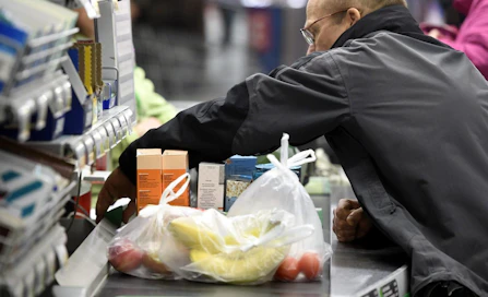 Vaikka epävarmuus maailmantaloudessa on lisääntynyt ja näkymät tummentuneet, Suomen talouskasvua kannattelee kotitalouksien kulutus.