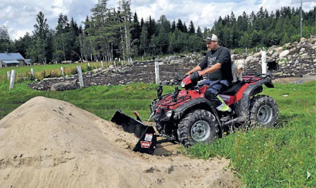 Etukauhalla saa hiekkaa  kasasta helposti, kunhan ei ahnehdi pienelle mönkijälle liikaa kuormaa. Kauhan laukaisu tehdään vetämällä narulla lukitusvipua.