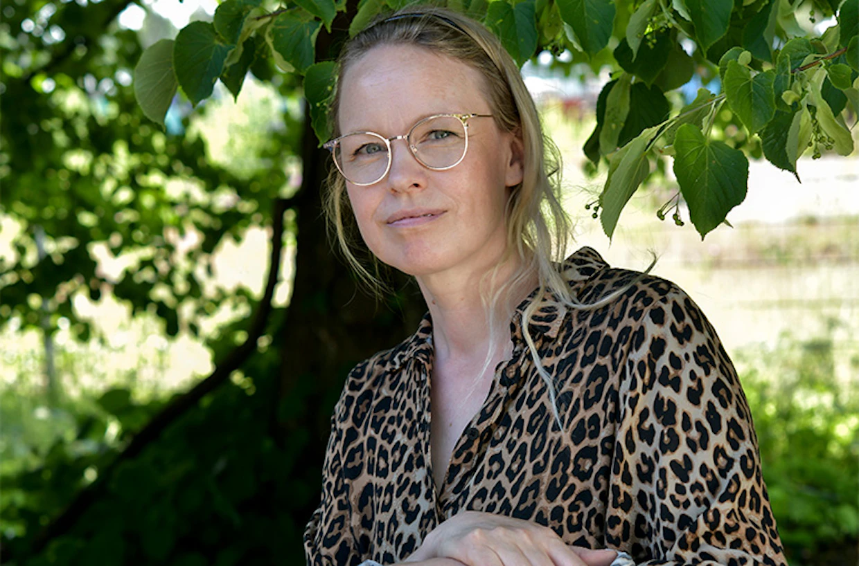 Katri Oikarinen on monipuolinen kuvataiteilija, joka myös keikkailee muusikkona ja on julkaissut sekä levyn että käytännön tietokirjan.