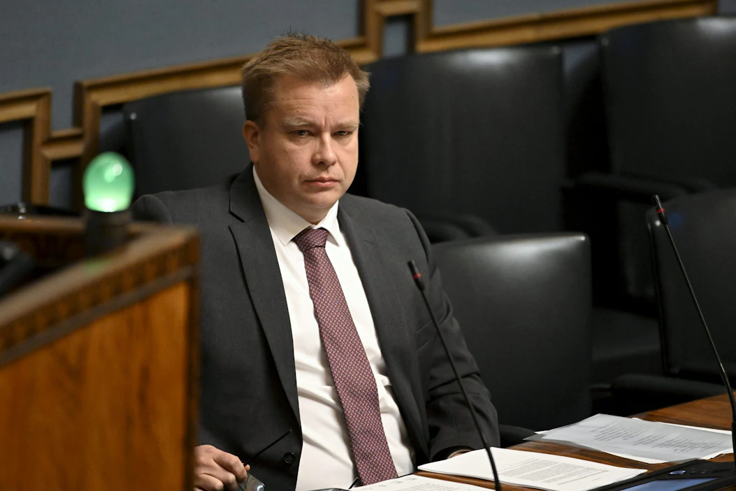 Saamelaiskäräjälain uudistusta koskevan esityksen pöytäsi sunnuntaina puolustusministeri Antti Kaikkonen (kesk.). LEHTIKUVA/MARKKU ULANDER.