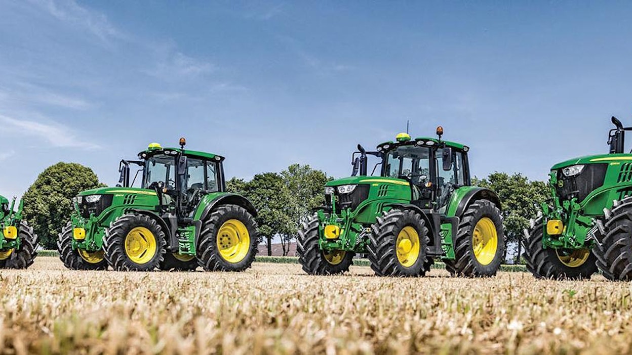 John Deere siirtyi Witraktorille viime vuoden lopulla. Mielenkiintoinen traktoriuutuus Suomen markkinoilla on uusi, kuvassa vasemmalla näkyvä luiskanokkainen 6M-mallisto.