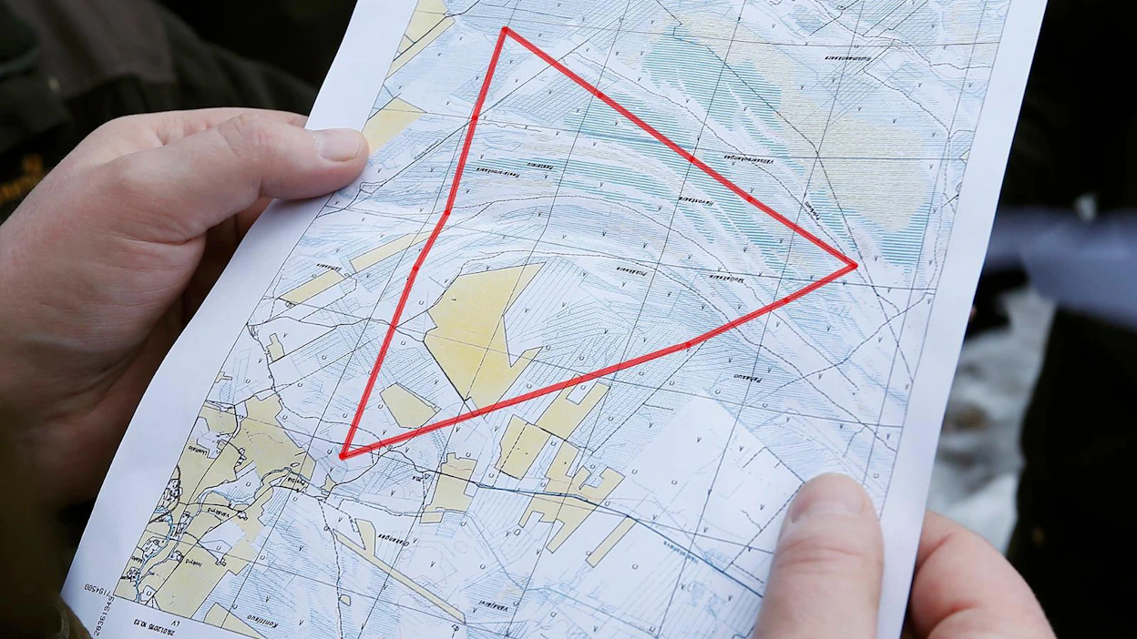 Riistakolmion sivut kävellään läpi kolmen vapaaehtoisen laskijan rintamana. Samalla lasketaan linjalle osuvat metsäkanalinnut. Kuvan kolmiota on muokattu, jotta se erottuu paremmin kartasta.