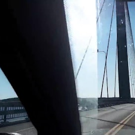 Maaseudun Tulevaisuuden Keski-Suomen aluetoimittaja Jukka Koivula esittelee videolla Kärkistensalmen siltaa, joka ylittää suurjärvi Päijänteen sen kapeimmalta kohdalta.