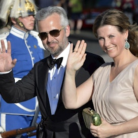 Ari Behn saapui puolisonsa Märtha Louisen kanssa Ruotsin prinssi Carl Philipin häiden esijuhliin vuonna 2015. Lehtikuva/AFP