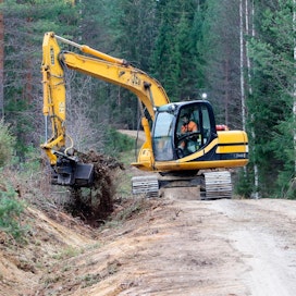 Metsäautotien peruskorjauksessa raviojat perataan ja tierunko muotoillaan uudelleen. Kaivuriurakoitsija Jari Suomalainen tietää, miten kantava tie rakennetaan.