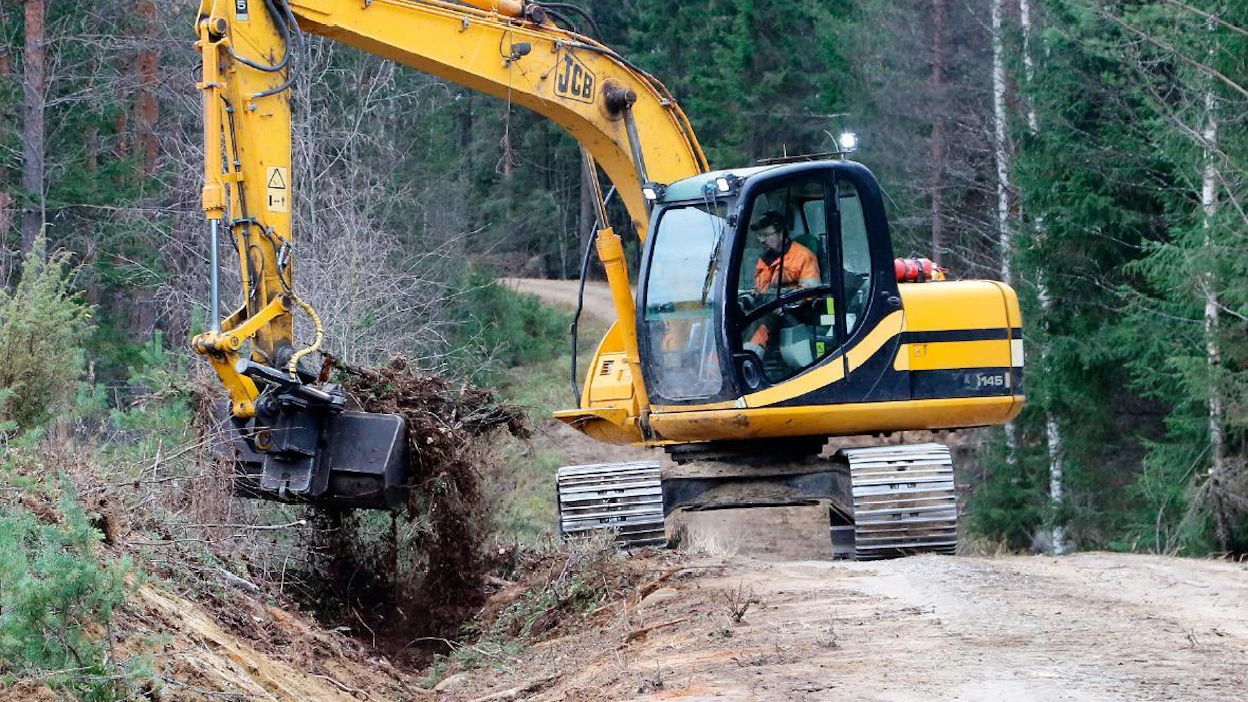 Metsäautotien peruskorjauksessa raviojat perataan ja tierunko muotoillaan uudelleen. Kaivuriurakoitsija Jari Suomalainen tietää, miten kantava tie rakennetaan.