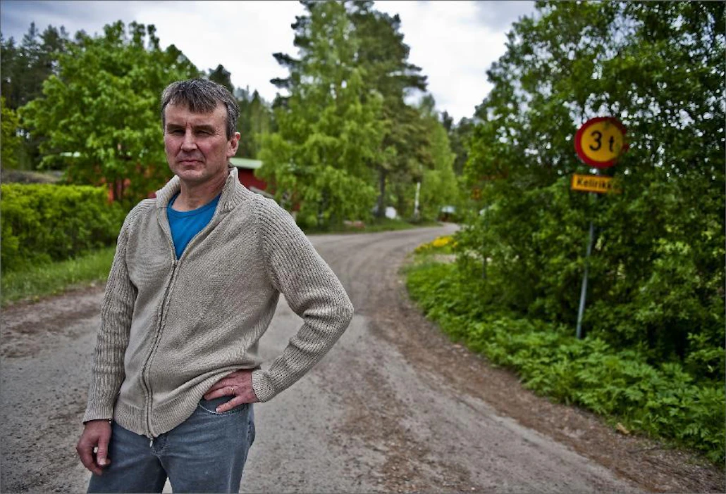 Osmo Weijon tilalle johtavalla tiellä on kolmen tonnin painorajoitus. Yksi öljy-yhtiö ei tuonut tilattua kuormaa, toinen toi. Janne Nousiainen