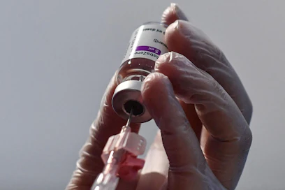 Maailman terveysjärjestö WHO:n vetämän covax-järjestelyn kautta rikkaat maat voivat tukea köyhempiä maita rokotteiden hankkimisessa.
