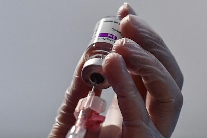 Maailman terveysjärjestö WHO:n vetämän covax-järjestelyn kautta rikkaat maat voivat tukea köyhempiä maita rokotteiden hankkimisessa.