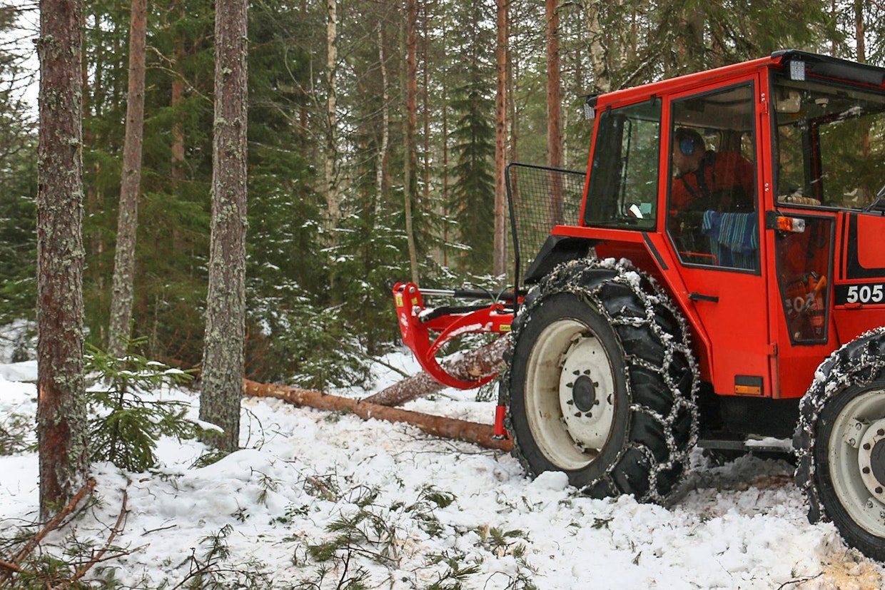 Tämän jälkeen traktorilla peruutettiin ja poimittiin runko yhteen nippuun.
