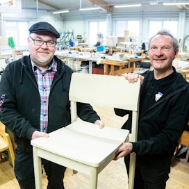 Juha Jokinen ja Arto Anetjärvi esittelevät tuolia, joka valmistui viime vuonna hienopuuseppien Taitaja-kisan kilpailutyönä.