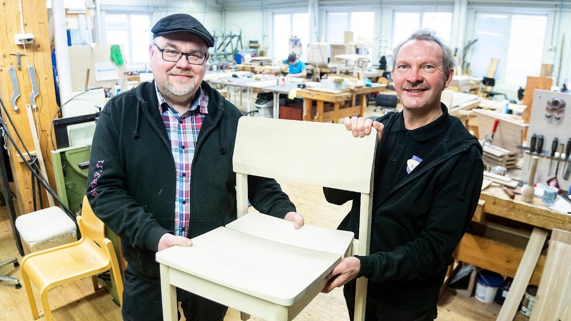 Juha Jokinen ja Arto Anetjärvi esittelevät tuolia, joka valmistui viime vuonna hienopuuseppien Taitaja-kisan kilpailutyönä.