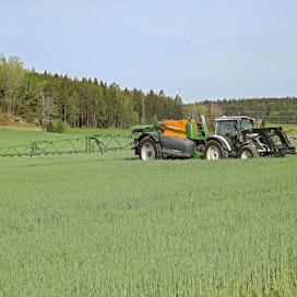 Valtra A 114 HiTech4 -traktorin kokeilussa keskityttiin käyttöominaisuuksiin etukuormaimentyöskentelyssä, viljatilan kevättöissä sekä nurmirehun korjuussa.