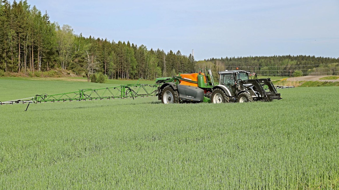 Valtra A 114 HiTech4 -traktorin kokeilussa keskityttiin käyttöominaisuuksiin etukuormaimentyöskentelyssä, viljatilan kevättöissä sekä nurmirehun korjuussa.