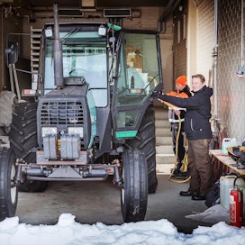 Rääkkyläläinen viljanviljelijä Ville Hirvonen (edessä) voisi antaa puolustusvoimien käyttöön minkä tahansa traktoreistaan. Hänellä on traktoreita yhteensä neljä.