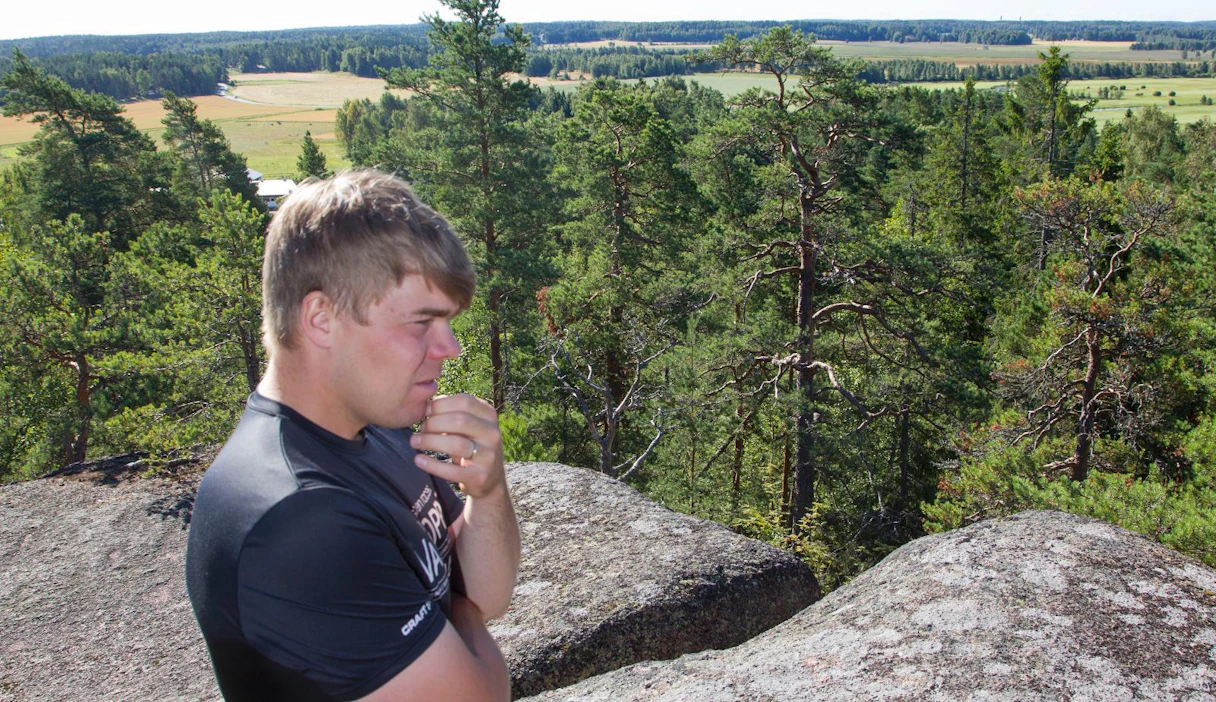 Mats Wiknerillä ei ole mitään sitä vastaan, että hänen lapsuusmaisemastaan nauttivat muutkin. Maanomistajana haluaa vain tietää, miten arvokkaan maisema-alueen status vaikuttaa maankäyttöön.