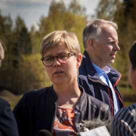 Ympäristöministeri Krista Mikkonen (vihr) ja maa- ja metsätalousministeri Jari Leppä (kesk.) vierailivat viime vuoden toukokuussa Kiteellä keskustellakseen hanhiongelmasta.