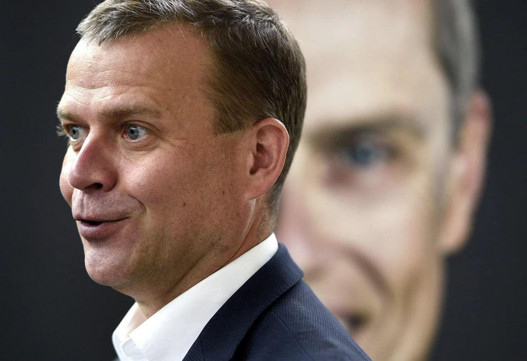 Mediaa maanantaiaamuna tavannut Orpo sanoo, että tällä hetkellä hallitus jatkaa ensisijaisesti irtisanomislain edistämistä. LEHTIKUVA / Martti Kainulainen