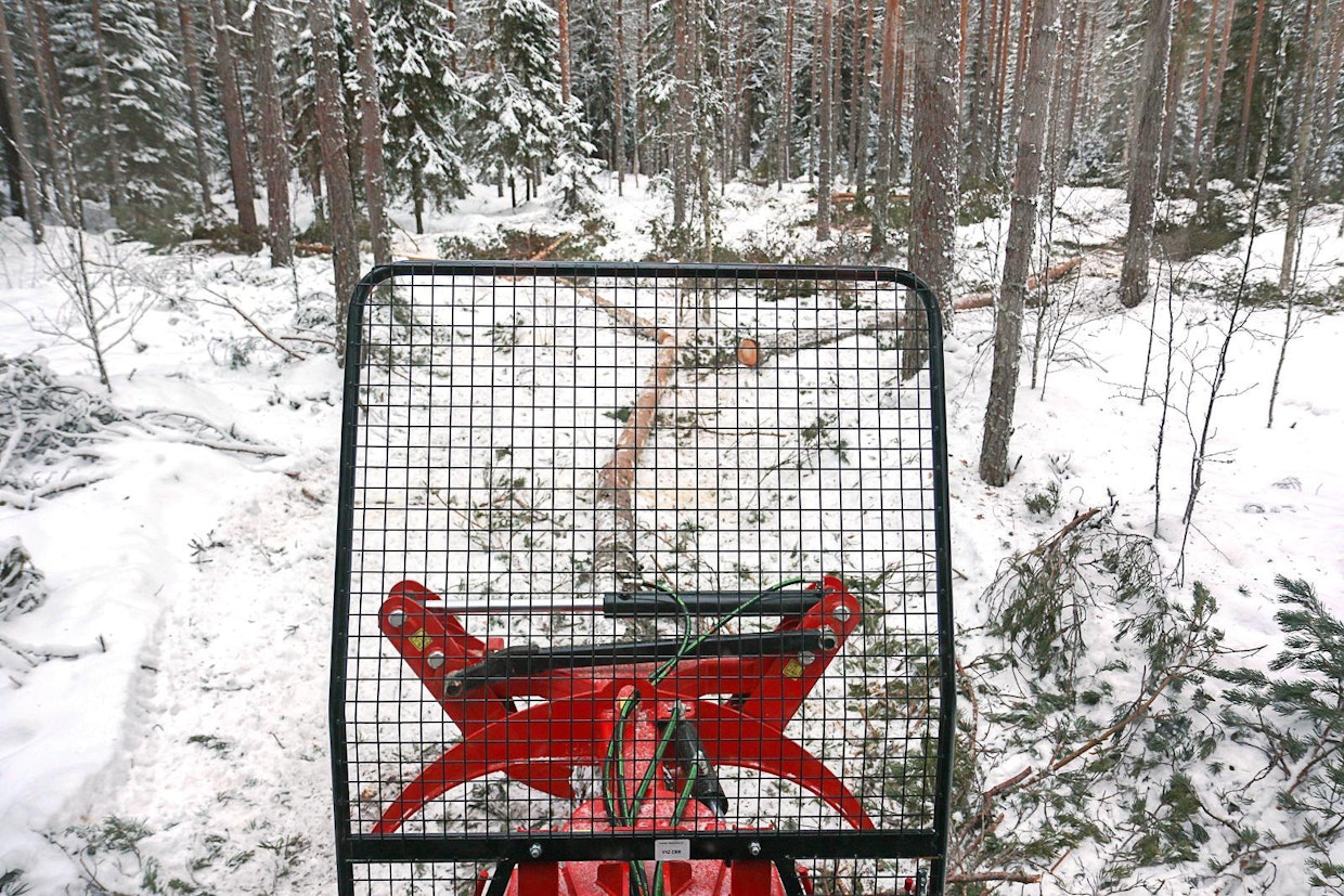 Jos tilaa on, rungon voi kaadon jälkeen vetää tyvestä sopivaan katkaisukohtaan tai jopa varastopaikalle asti. Tällä menetelmällä saadaan myös oksat ja latvus tarvittaessa tuotua kasattavaksi energiapuuksi. Tässä työtavassa kouran vapaan kääntymisen salliva hydrauliikan uiva asento on välttämätön, muutoin voivat koura tai nostolaitteet vaurioitua.