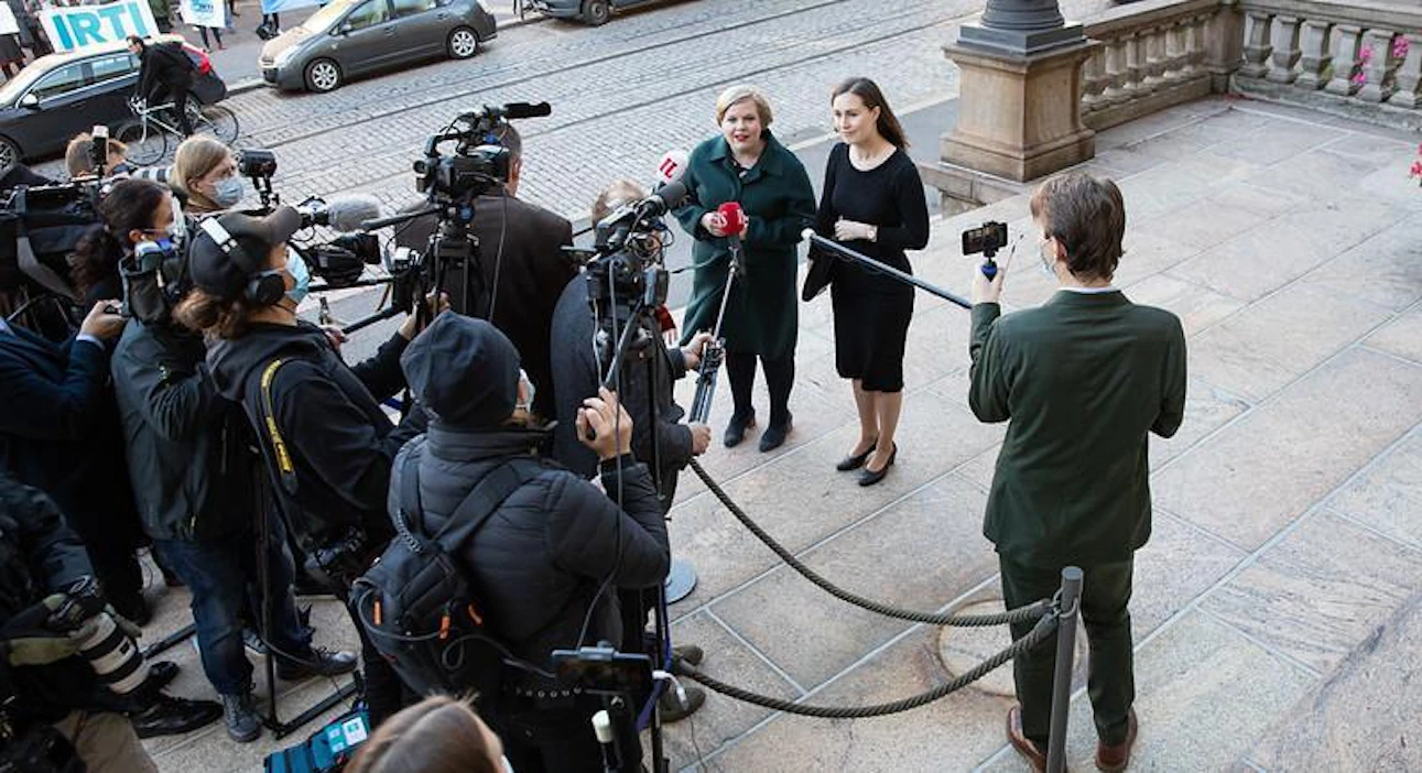 Tiede- ja kulttuuriministeri Annika Saarikko sekä pääministeri Sanna Marin tapasivat mediaa Säätytalon portailla matkalla budjettiriiheen maanantaina.