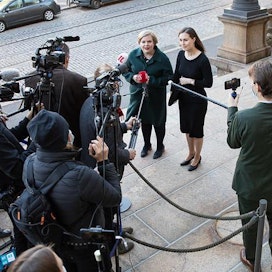 Tiede- ja kulttuuriministeri Annika Saarikko sekä pääministeri Sanna Marin tapasivat mediaa Säätytalon portailla matkalla budjettiriiheen maanantaina.