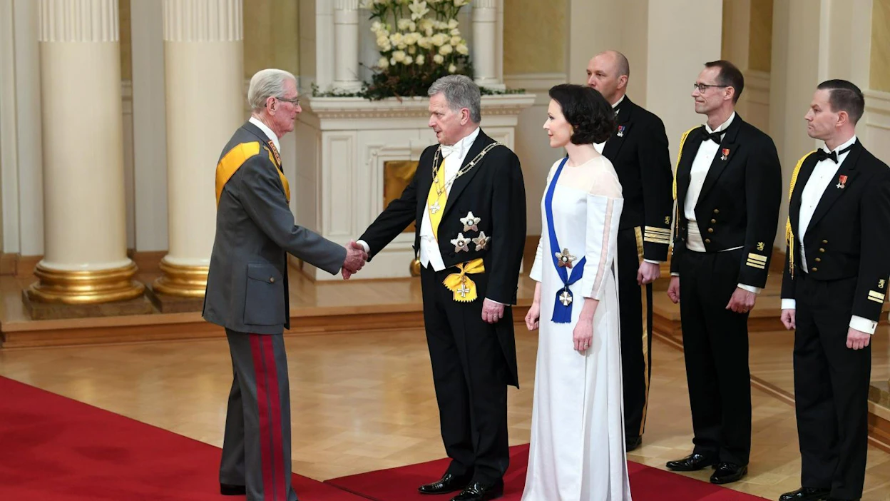 Puolustusvoimien entinen komentaja, kenraali Jaakko Valtanen ensimmäisenä vieraana kättelemässä presidentti Sauli Niinistöä ja Jenni Haukiota. LEHTIKUVA / JUSSI NUKARI