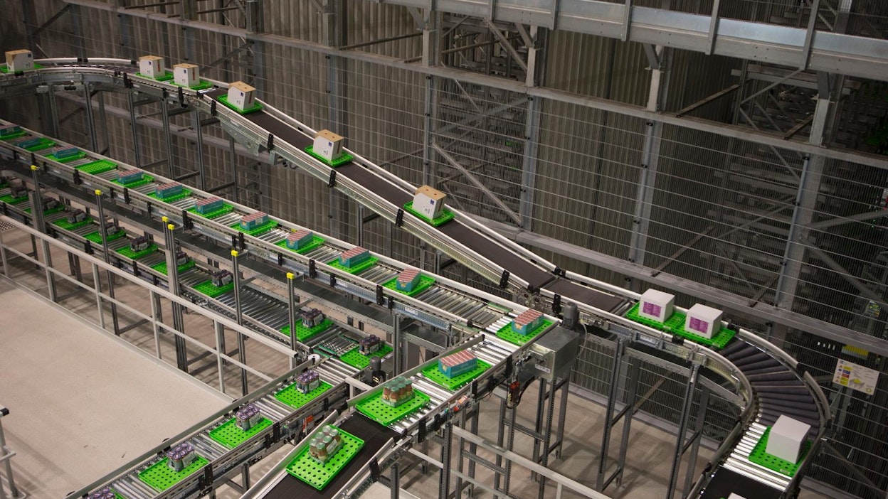 Nykyaikainen logistiikkakeskus muistuttaa tehdasta.