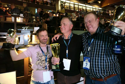 Toton  SM-mitalikolmikko Vermosta 2017: Janne Mäenpää, Heikki Riihimäki ja Kari Puosi.