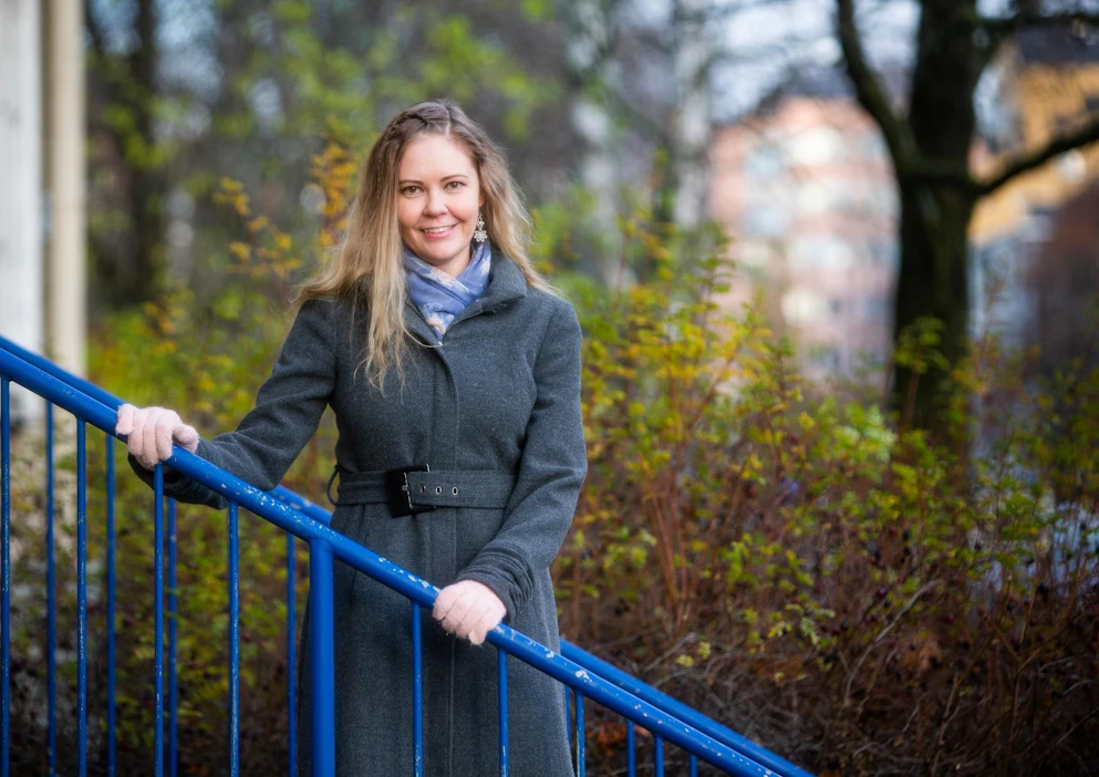 "Minulla oli lapsena aivan ihana viulunsoitonopettaja, joka antoi mieleenpainuvia ohjeita. Nopeissa kohdissa sormien oli esimerkiksi liikuttava vilkkaasti kuin tiibetinspanielin tassut", kirjailija Satu Heimonen muistelee. Hän on ollut pienestä asti eläinrakas, ja lapsuudenkesät kuluivat maaseudulla sukulaisten luona.