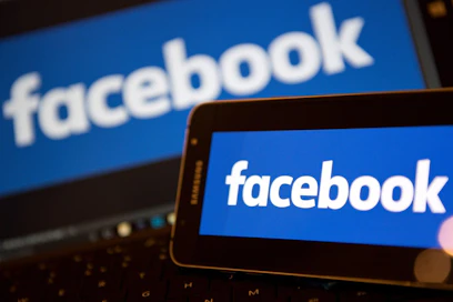 Facebook ilmoitti viikonloppuna sulkevansa Cambridge Analytica -yhtiön ja siihen kytkeytyneiden henkilöiden tilit, koska heidän epäillään keränneen noin 50 miljoonan Facebookin käyttäjän tiedot ja käyttäneen niitä luvattomasti. LEHTIKUVA/AFP