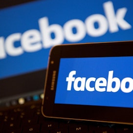 Facebook ilmoitti viikonloppuna sulkevansa Cambridge Analytica -yhtiön ja siihen kytkeytyneiden henkilöiden tilit, koska heidän epäillään keränneen noin 50 miljoonan Facebookin käyttäjän tiedot ja käyttäneen niitä luvattomasti. LEHTIKUVA/AFP