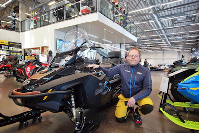 Pienkonekauppias Ilkka Korteniemi Rovaniemeltä kertoo, että koronaepidemia kiihdytti kelkkamyynnin ennätyslukemiin, vaikka safariyritykset lopettivat investoinnit kelkkakalustoon.