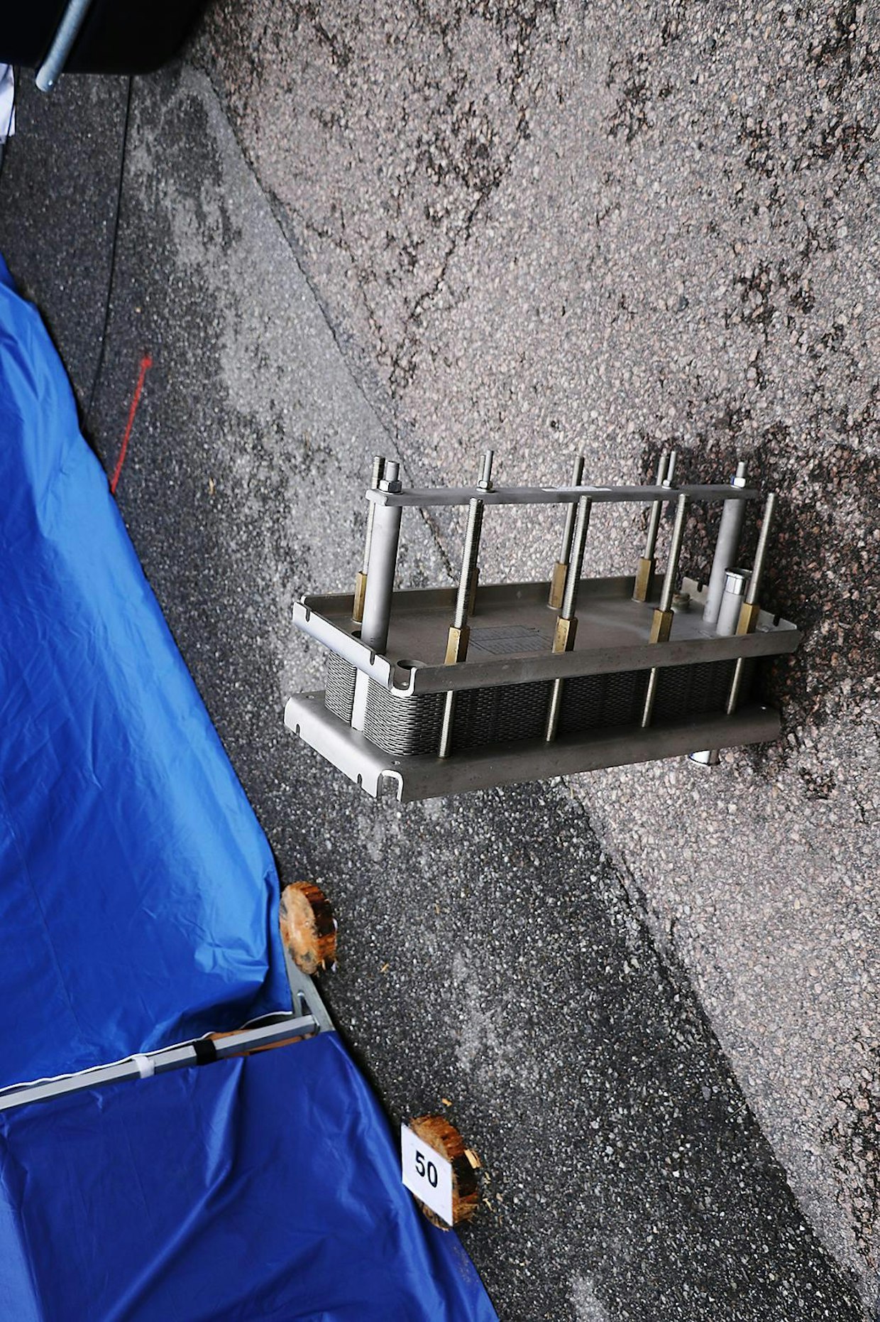 Kylmäkärki Oy esitteli järjestelmää, jossa lehmien juomavesi lämmitetään maitosäiliössä olevalla lämmönvaihtimella. Järjestelmä säästää jäähdytyksessä tarvittavaa sähköä. Lehmät juovat lämmintä vettä mieluummin kuin kylmää, jolloin juontimäärä ja samalla maidon tuotanto kasvavat. (UO)