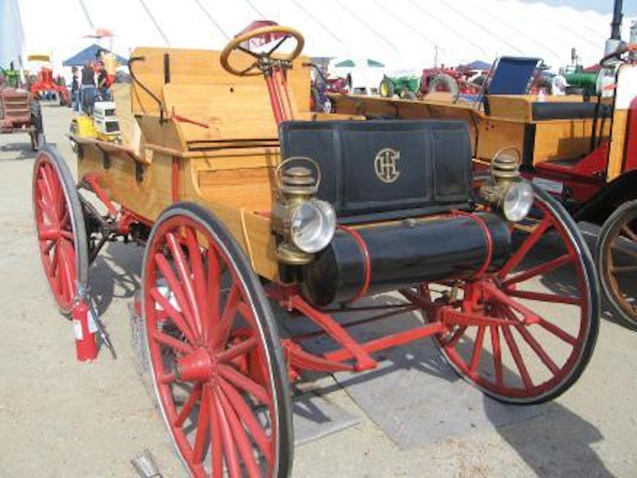 Natikan 2-sylinterinen, 14-heppainen ilmajäähdytteinen Auto Wagon vuodelta 1909, malli A. (Antique Farm Show, Tulare)