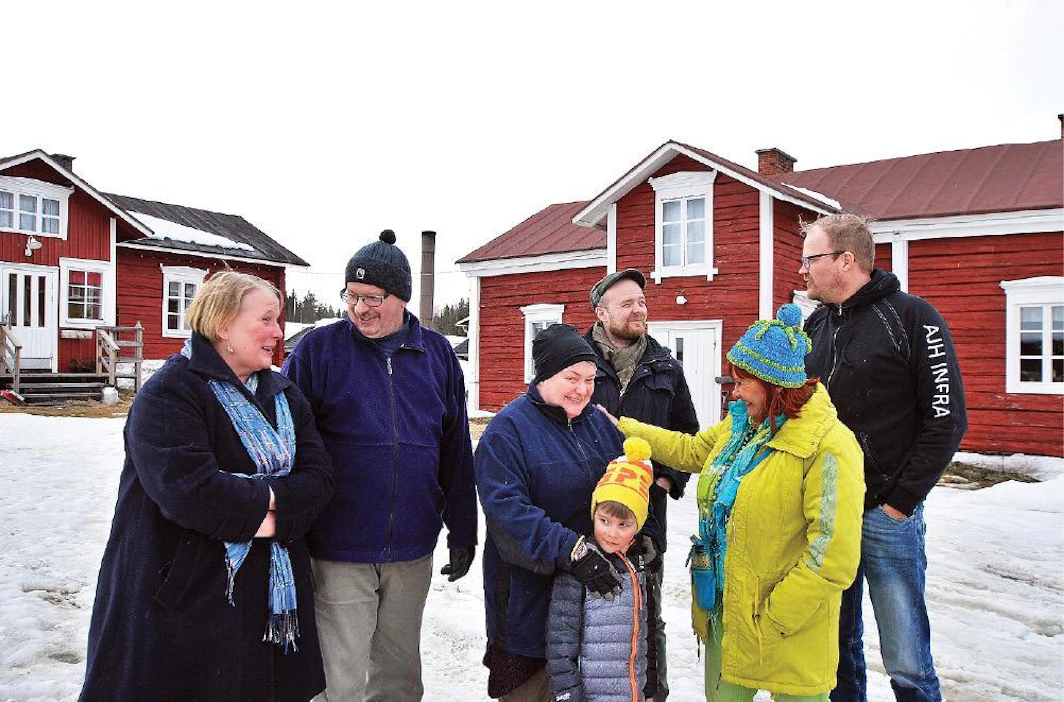 Kaukosen kyläläiset osallistuvat festivaalin järjestelyihin tarjoamalla sille kunnon puitteet. Kuvassa Marita Seppälä (vas.), Kalle Ojanperä, Armi Ojanperä, Olavi Ojanperä, Joonas Martikainen, Maija-Liisa Nummela ja Antti Huilaja.