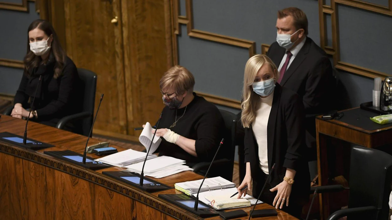 Sisäministeri Maria Ohisalo kertoi kyselytunnilla hallituksen lisänneen poliisin resursseja nuorten koulutusmahdollisuuksia. LEHTIKUVA / VESA MOILANEN