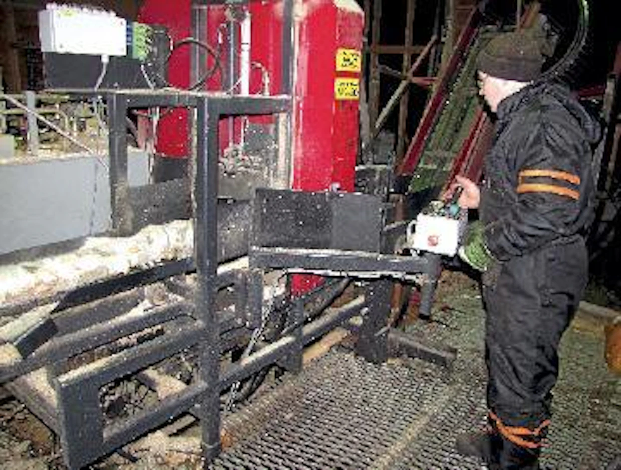 Jatketun ohjauslaitteen varren ansiosta koneen käyttäjä voi seurata puun syöttöä ja halkaisua ohjauslaitteelta käsin. Prosessia ohjaavat arvot, kuten halkaisun aloitusviive, nopeuden ylä- ja alarajat sekä pitimen ja terän nosto määritellään puun paksuuden mukaan.