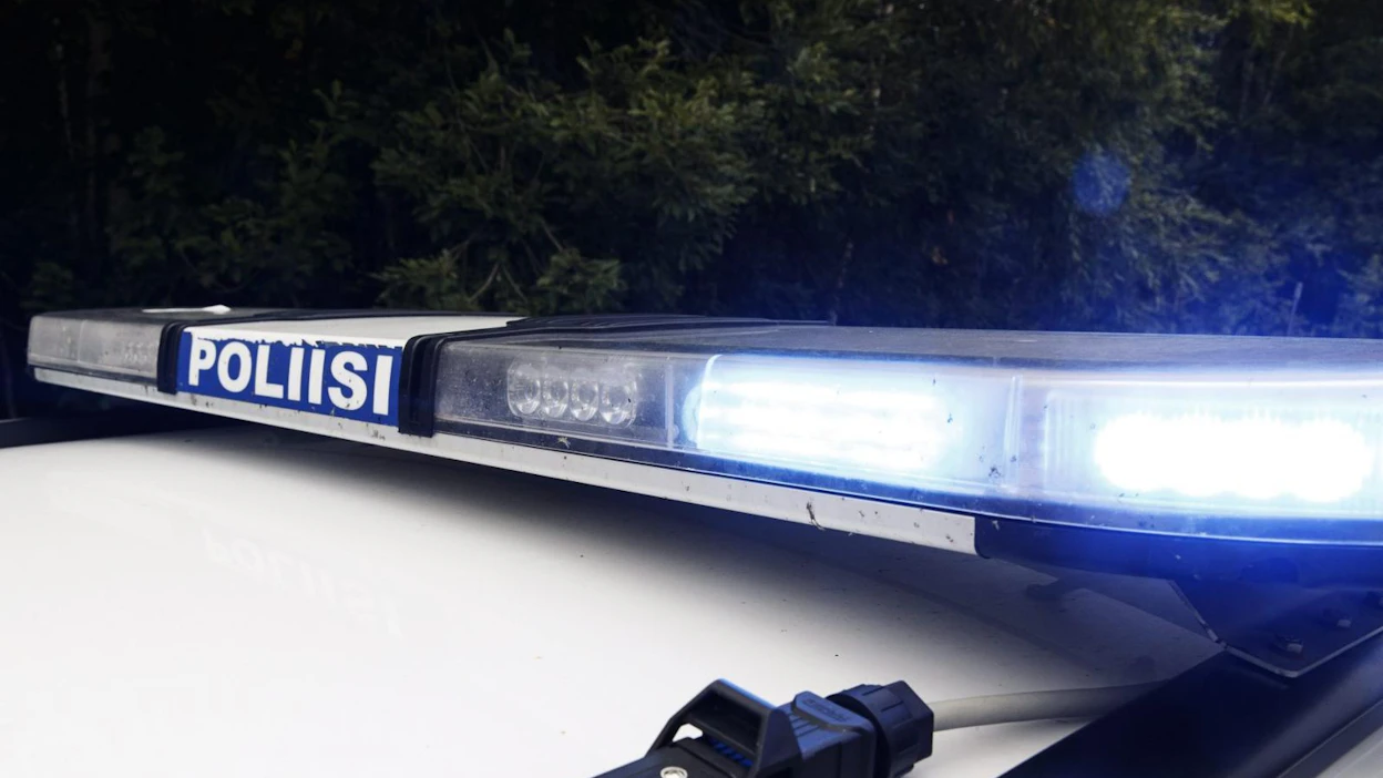 Poliisi kertoo ottaneensa kiinni ihmisiä rikos- ja häiriökäyttäytymisen vuoksi enemmän kuin kesäviikonloppuna. LEHTIKUVA / Roni Rekomaa
