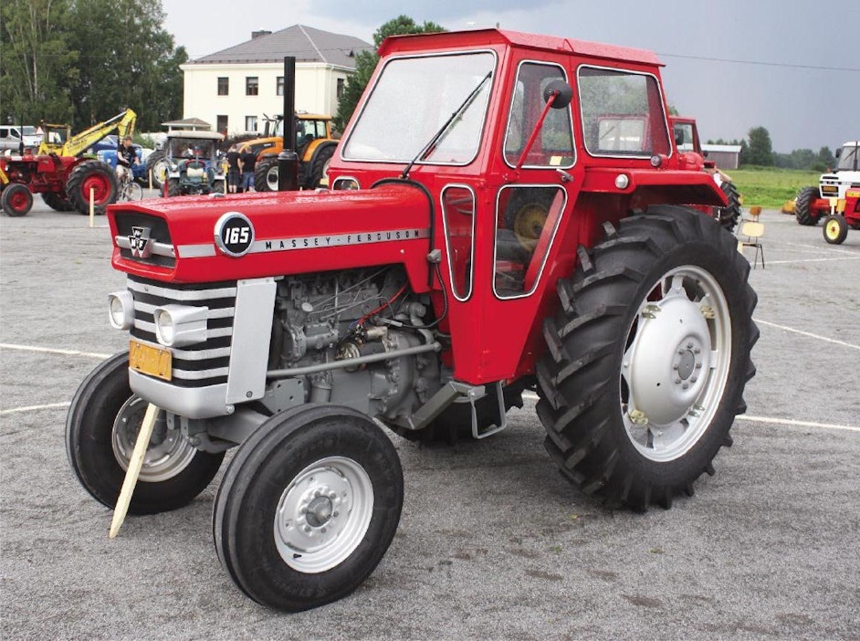 Massey-Ferguson 165 -traktori tarjosi modernin konepellin maskilla sekä  parannellun ohjaamon – ominaisuuksiensa puolesta 165 sopi hyvin Suomen  oloihin - Weteraani - Koneviesti
