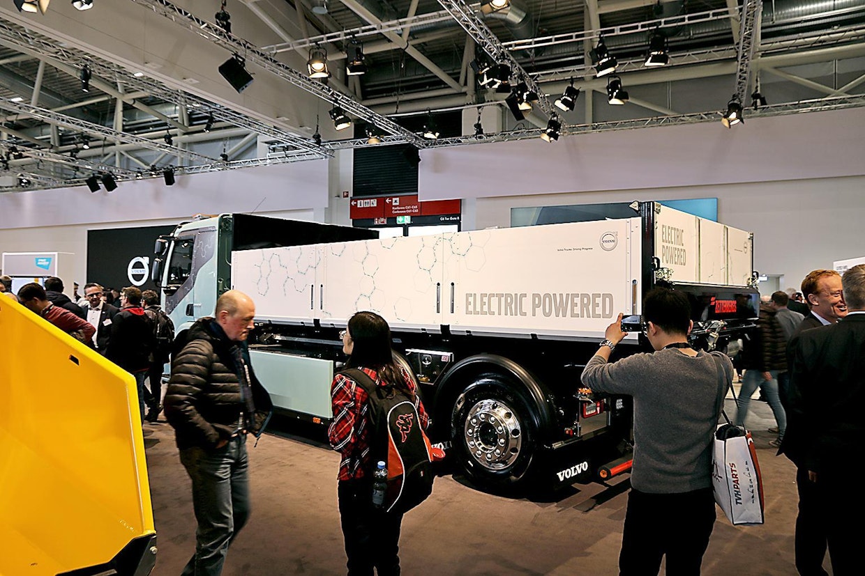 Volvo on valmistanut ensimmäiset sähkökäyttöiset kuorma-autot, jotka on tarkoitettu taajamien ja ydinkeskusten jakeluliikenteeseen. (UO)
