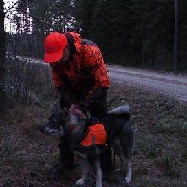 Ami ja hänen isäntänsä Janne Lehtinen Jalasjärven itäisestä metsästysyhdistyksestä osallistuivat hirvijahtiin.