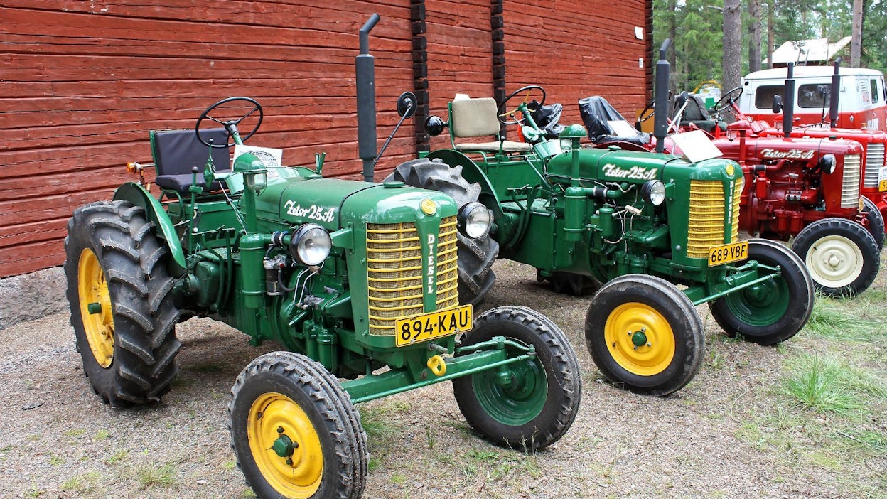 Zetor 25 A -traktoria valmistettiin vuosina 1948–61, Brnossa, Tšekkoslovakiassa. 25-, 25 A- ja 25 K -malleja on valmistettu yhteensä 158 570 kpl.