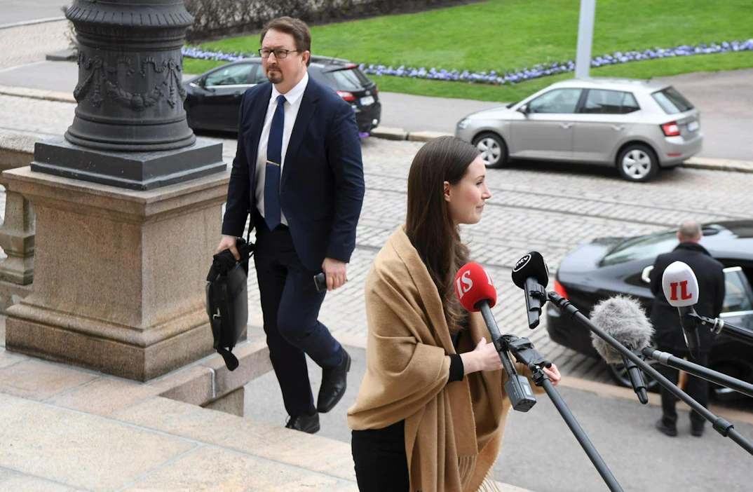 Pääministeri Sanna Marin ei arvioinut, kuinka kauan neuvottelut maanantaina kestävät. LEHTIKUVA/JUSSI NUKARI
