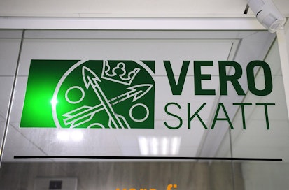 Esimerkiksi verokorttiaan uusivan ei tarvitse enää etsiä palkkatietojaan, vaan Verohallinto näkee ne suoraan tulorekisteristä. LEHTIKUVA / MESUT TURAN