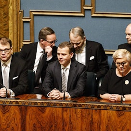 Petteri Orpon (keskellä) kokoomus on yhä suosituin puolue. Juha Sipilän (vasemmalla) keskusta menetti kannatustaan. LEHTIKUVA / Roni Rekomaa