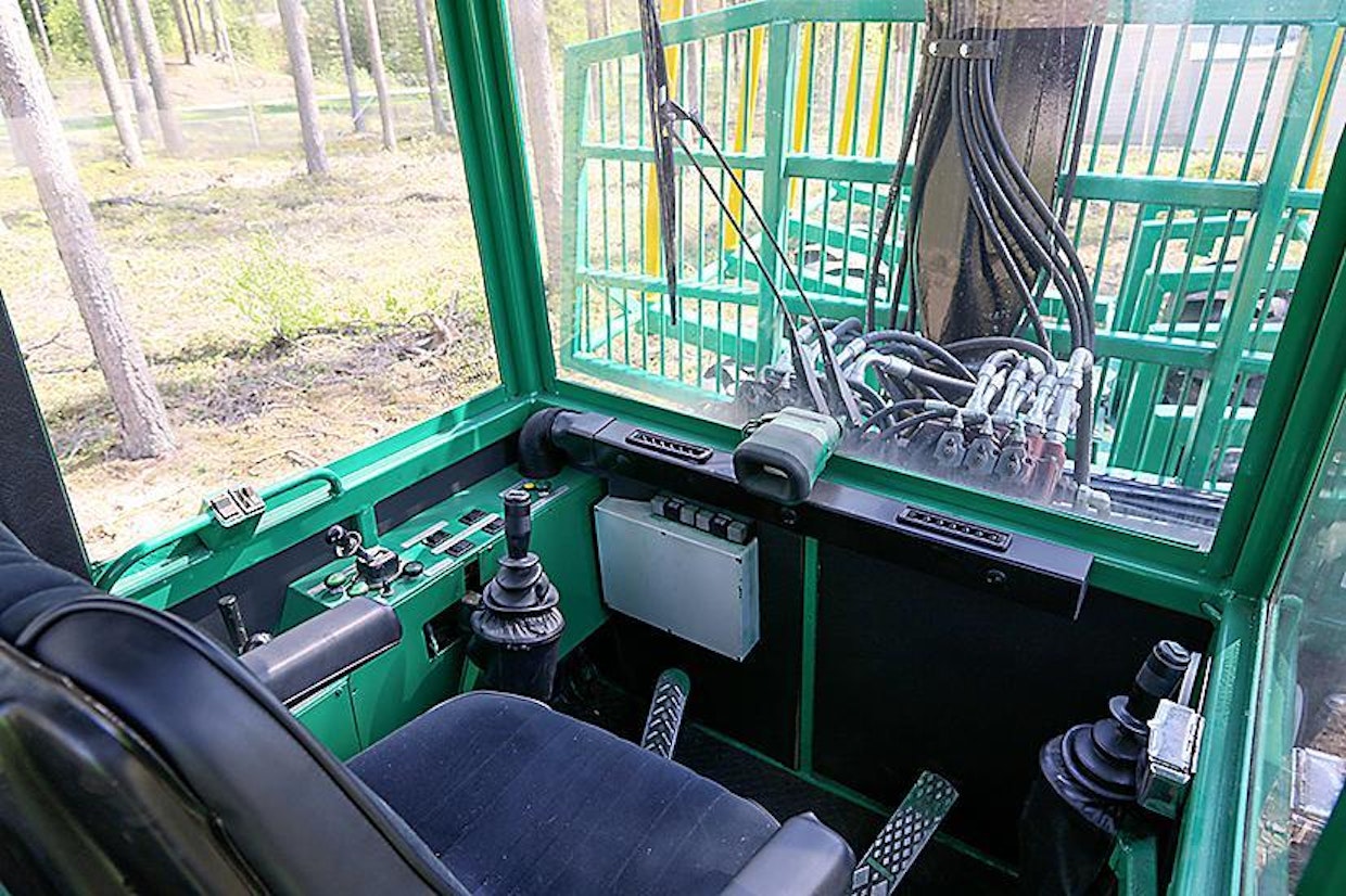 Kun penkki on käännetty kuormausasentoon, kuljettajalla on kaikki tarpeellinen käsien ulottuvilla. Ohjaamon verhoilussa pelti on hallitseva, mutta myös kulutuskestävä ratkaisu. Natisevia ja vanhemmiten murenevia muoviosia ei ole.