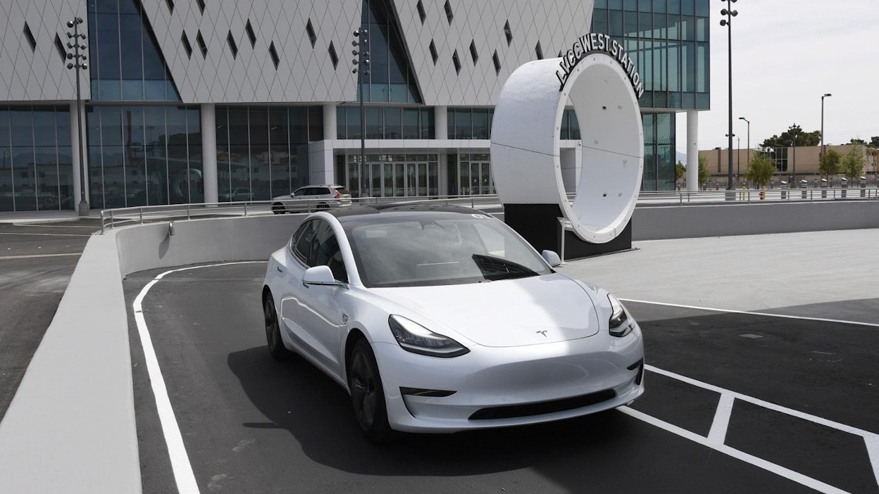 Tesla varoittaa verkkosivuillaan, että avustusjärjestelmät eivät tee sen autoista täysin autonomisia. Lehtikuva/AFP